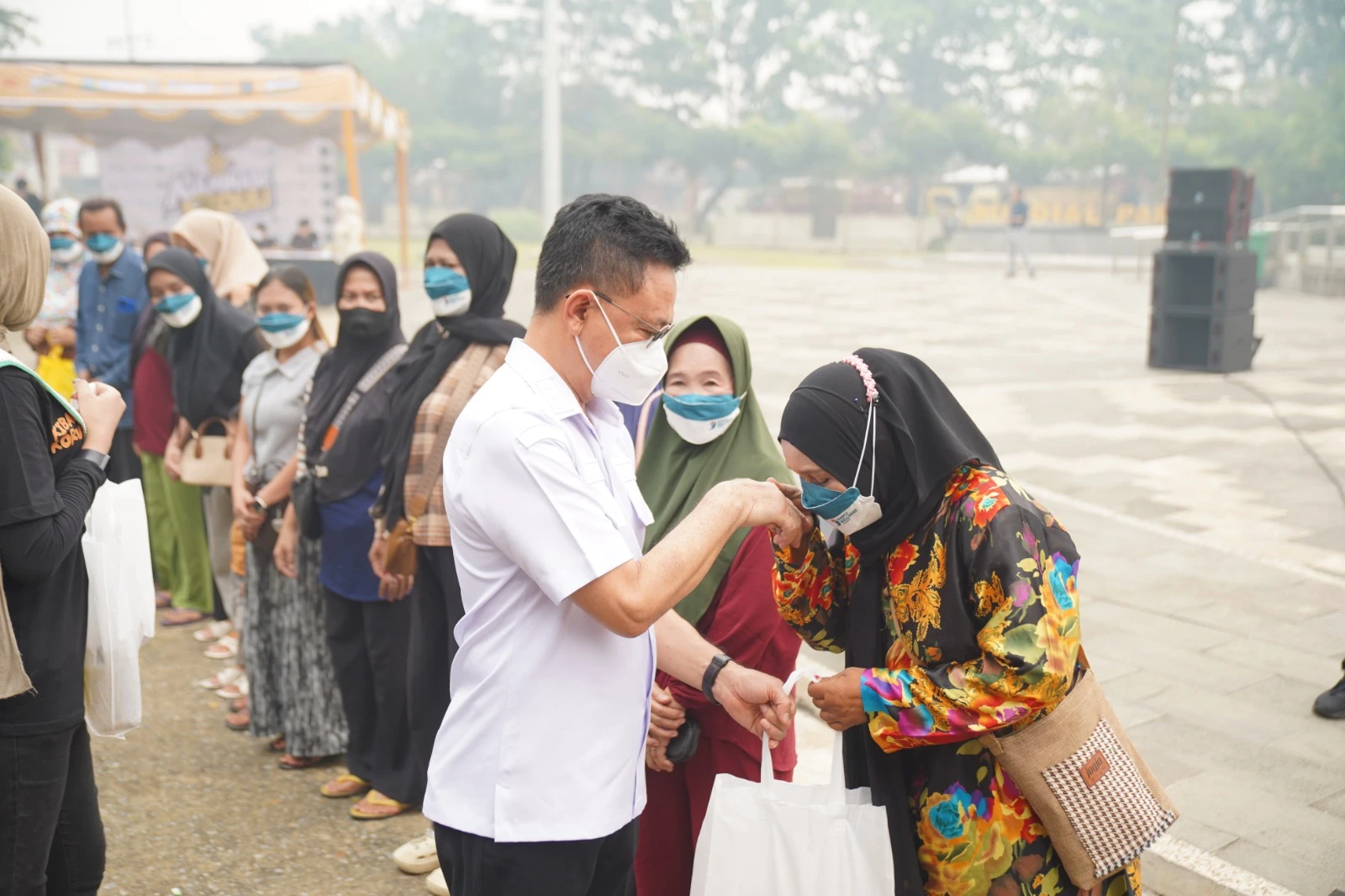 Kulminasi Peduli, Pemkot Pontianak Bagikan 1.000 Paket Sembako dan Air Bersih